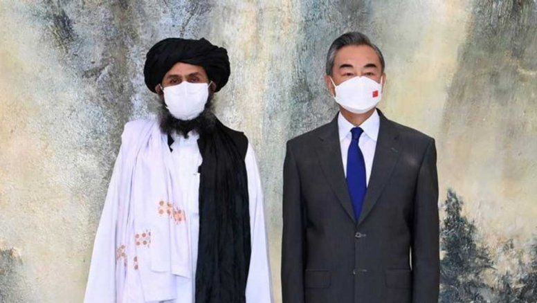 China dona millones al Talibán, que reprime marcha con tiros