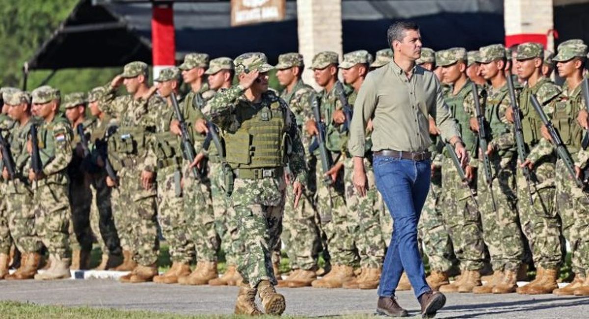 Presidente Santiago Peña pasando revista.