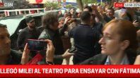 Javier Milei ingresando al teatro para ensayar con Fátima Florez. Javier Milei ingresando al teatro para ensayar con Fátima Florez.