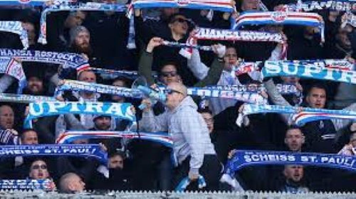 Sebastian Eggert en la tribuna del Hansa Rostock dirigiendo a los ultras con su megáfono. Sebastian Eggert en la tribuna del Hansa Rostock dirigiendo a los ultras con su megáfono.