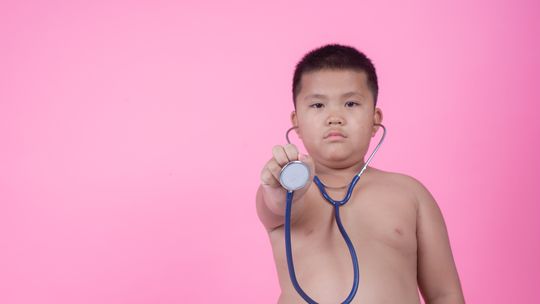 Este es el alimento número 1 que relacionan con la obesidad infantil, que ya afecta a 1 de cada 10 niños en el mundo / Imagen de Jcomp en Freepik. Este es el alimento número 1 que relacionan con la obesidad infantil, que ya afecta a 1 de cada 10 niños en el mundo / Imagen de Jcomp en Freepik.