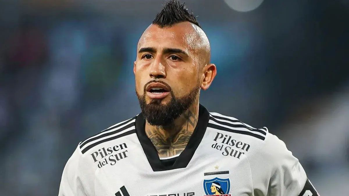 Arturo Vidal protagonizó otro escándalo en un local nocturno tras la goleada de Colo Colo ante Deportes Iquique 3-0 y fue denunciado por agresión sexual. Arturo Vidal protagonizó otro escándalo en un local nocturno tras la goleada de Colo Colo ante Deportes Iquique 3-0 y fue denunciado por agresión sexual.