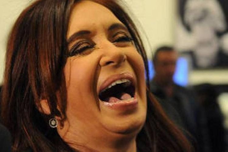 Cristina bromeó con Aníbal Fernández en medio de un acto.