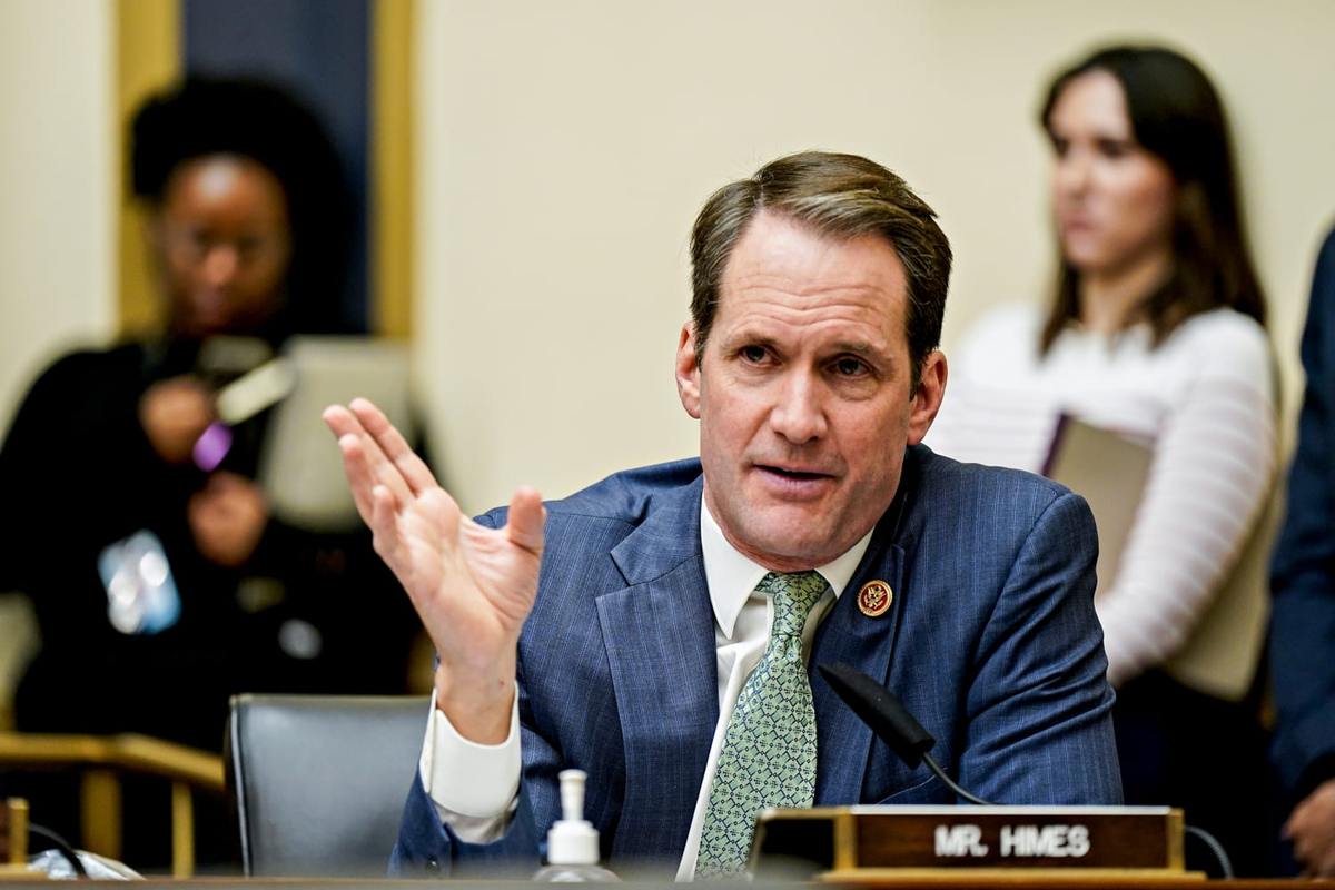 El demócrata de mayor rango en el comité de inteligencia de la Cámara, el congresista de Connecticut Jim Himes, pidió lisa y llanamente a Biden que se retirara. El demócrata de mayor rango en el comité de inteligencia de la Cámara, el congresista de Connecticut Jim Himes, pidió lisa y llanamente a Biden que se retirara.