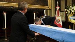altText(Macri asistió al velorio del diputado Olivares)}