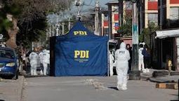 altText(Chile sangra: 150 balas en un velorio, un muerto y chicos heridos)}
