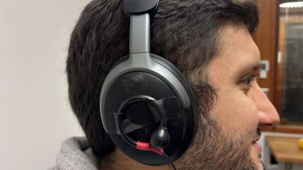 Los auriculares con Inteligencia Artificial (IA) fueron desarrollados por la Universidad de Washington permiten escuchar muchas voces y suprimir ruidos molestos. Los auriculares con Inteligencia Artificial (IA) fueron desarrollados por la Universidad de Washington permiten escuchar muchas voces y suprimir ruidos molestos.