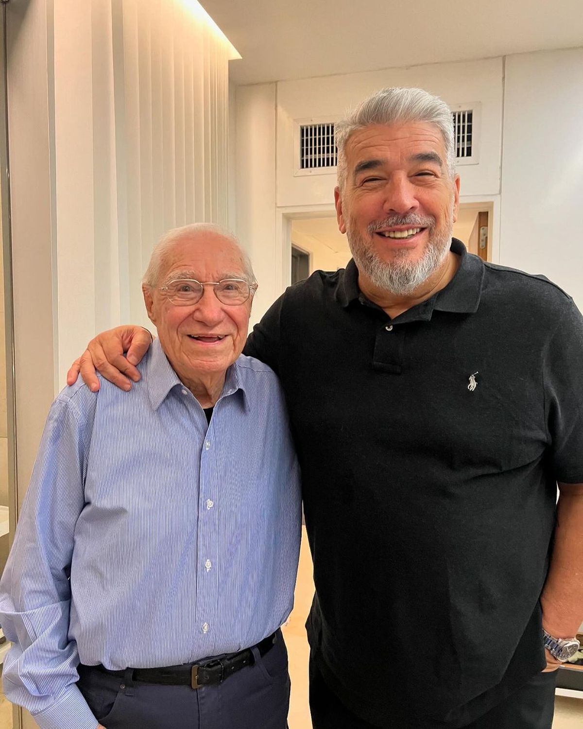 Enrique Macaya Márquez y el Chavo Fucks, uno de los invitados al cumpleaños del histórico periodista (foto Instagram Chavo Fucks) Enrique Macaya Márquez y el Chavo Fucks, uno de los invitados al cumpleaños del histórico periodista (foto Instagram Chavo Fucks)