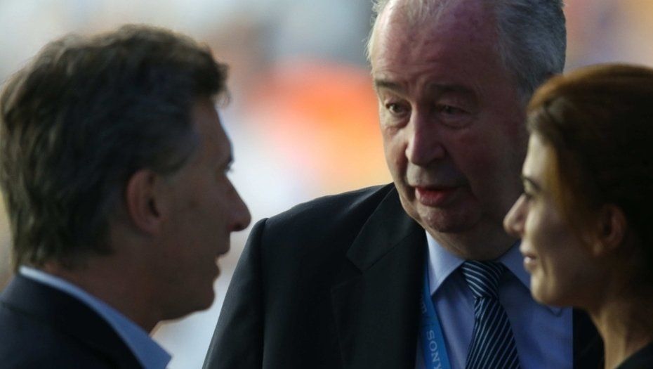 Julio Grondona entre Mauricio Macri y Juliana Awada.