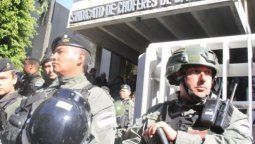 150 gendarmes allanan una sede del sindicato de Moyano