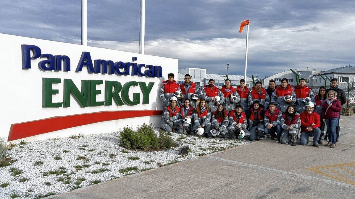 Pan American Energy destacó la función del Gas Natural Licuado (GNL) y el proyecto de alcanzar los 130.000 barriles en Vaca Muerta. Pan American Energy destacó la función del Gas Natural Licuado (GNL) y el proyecto de alcanzar los 130.000 barriles en Vaca Muerta.