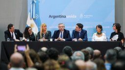 altText(Alberto F. presentó un plan para que los chicos lean más (¿los libros les ganarán a las pantallas?))}