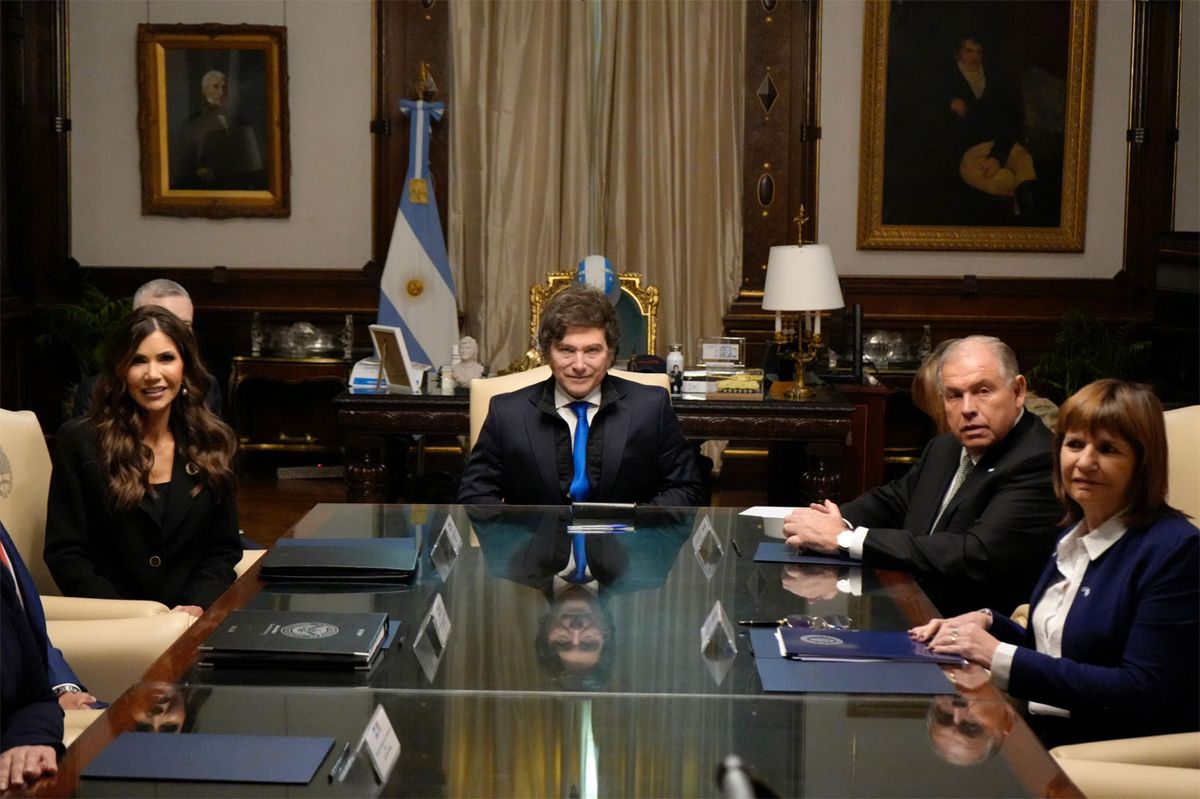 Kristi Noem junto al Presidente y los entonces ministros Gerardo Werthein (Relaciones Exteriores) y Patricia Bullrich (Seguridad Nacional) Kristi Noem junto al Presidente y los entonces ministros Gerardo Werthein (Relaciones Exteriores) y Patricia Bullrich (Seguridad Nacional)