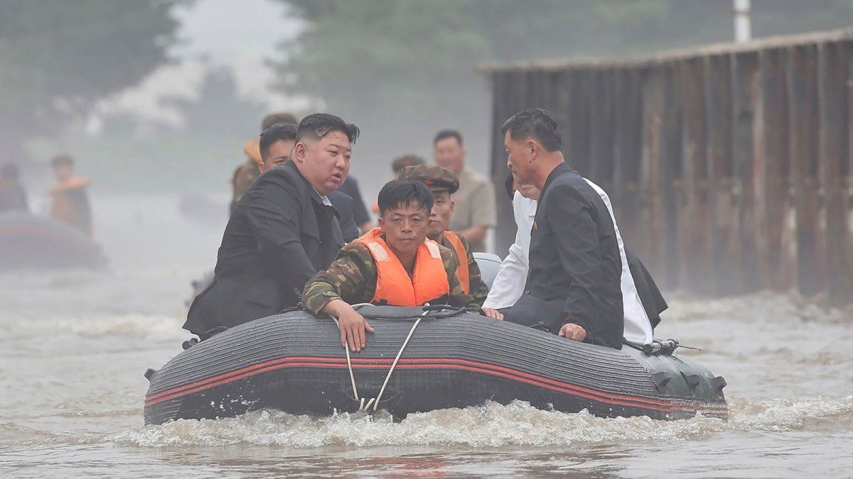 Kim Jong-un fusiló a 30 funcionarios por las mortales inundaciones