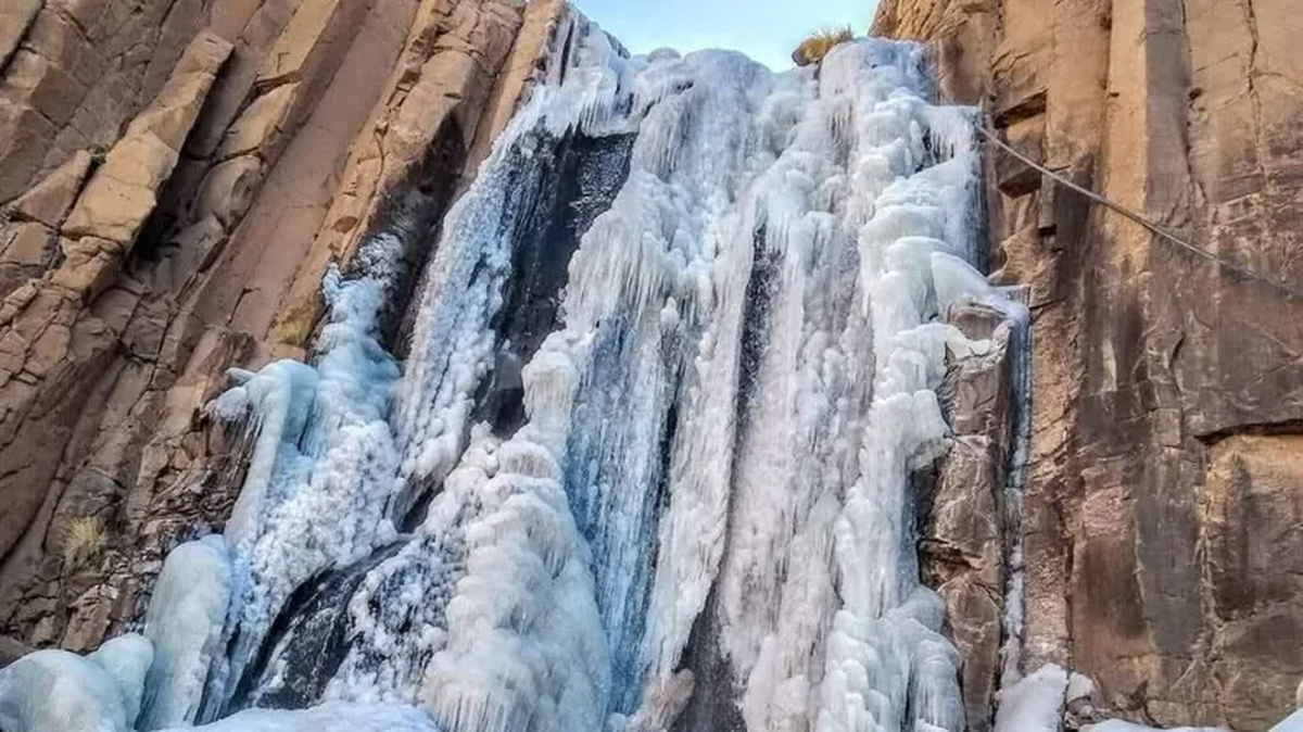 Cada invierno, la naturaleza transforma este rincón del norte argentino en una postal helada que parece sacada de otro planeta. Cada invierno, la naturaleza transforma este rincón del norte argentino en una postal helada que parece sacada de otro planeta.