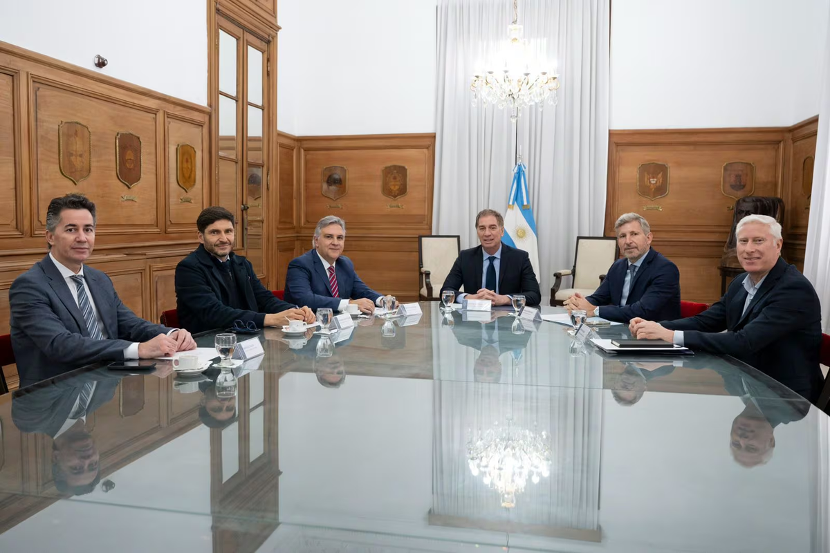 Diego Santilli recibió a Martín Llaryora, Maximiliano Pullaro y Rogelio Frigerio. Con el ellos el jefe de Gabinete de Córdoba, Manuel Calvo y el secretario de Interior, Gustavo Coria. Diego Santilli recibió a Martín Llaryora, Maximiliano Pullaro y Rogelio Frigerio. Con el ellos el jefe de Gabinete de Córdoba, Manuel Calvo y el secretario de Interior, Gustavo Coria. 