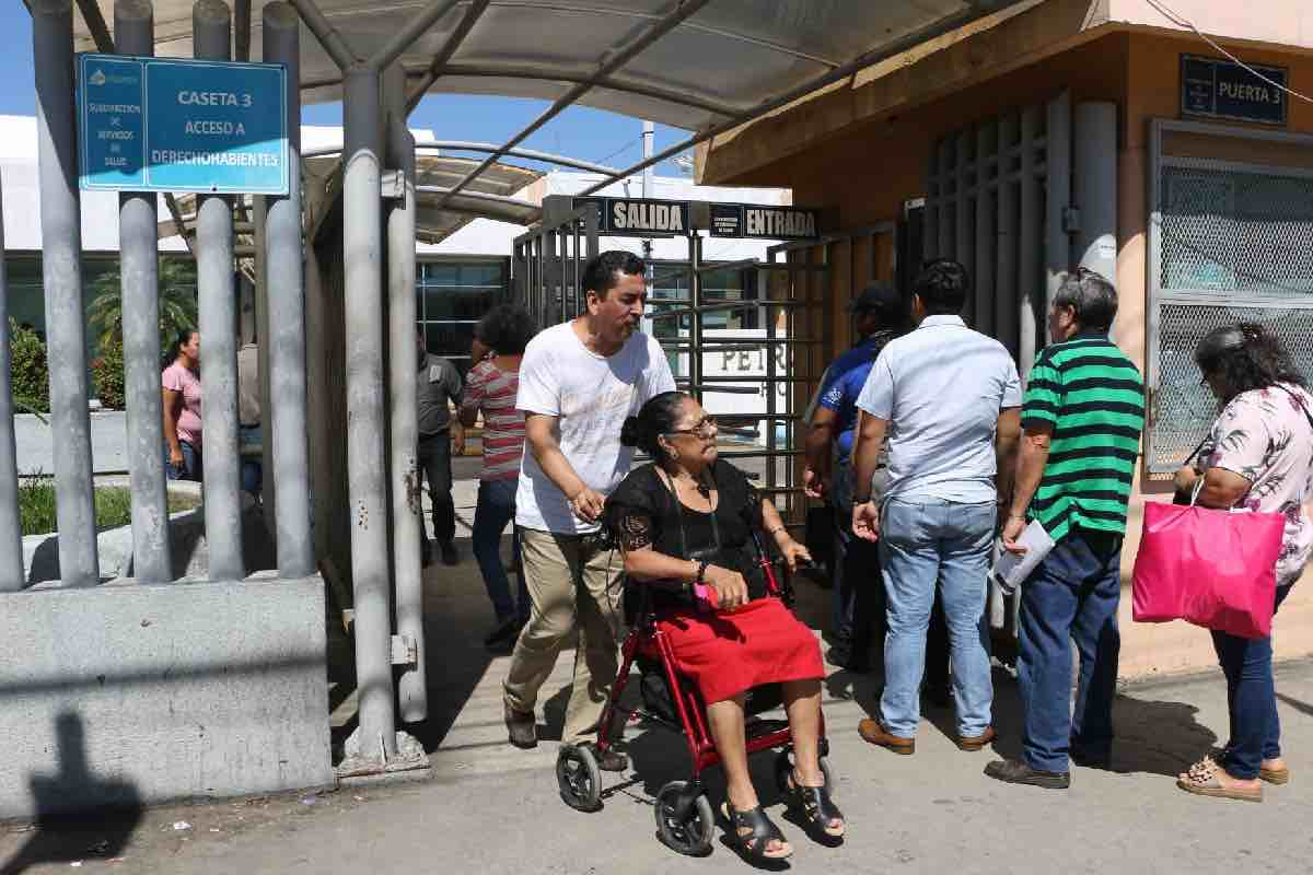 Los datos confirman el deterioro: menos personal, menor gasto público y millones sin cobertura efectiva. Las reformas fallidas y los parches improvisados profundizan el problema y empujan a las familias a pagar de su bolsillo. Los datos confirman el deterioro: menos personal, menor gasto público y millones sin cobertura efectiva. Las reformas fallidas y los parches improvisados profundizan el problema y empujan a las familias a pagar de su bolsillo.