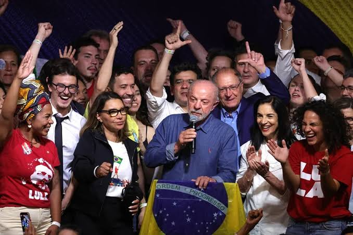 Aunque Fl&aacute;vio Bolsonaro arranc&oacute; arriba, el escrutinio cambi&oacute; y Lula termin&oacute; imponi&eacute;ndose. Foto: EFE
