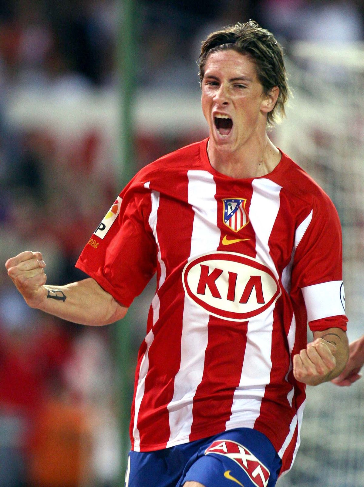 Fernando Torres en sus primeros años con el Atlético de Madrid. El delantero debutó en el primer equipo durante la etapa en Segunda tras el descenso del club en 2000. Fernando Torres en sus primeros años con el Atlético de Madrid. El delantero debutó en el primer equipo durante la etapa en Segunda tras el descenso del club en 2000.