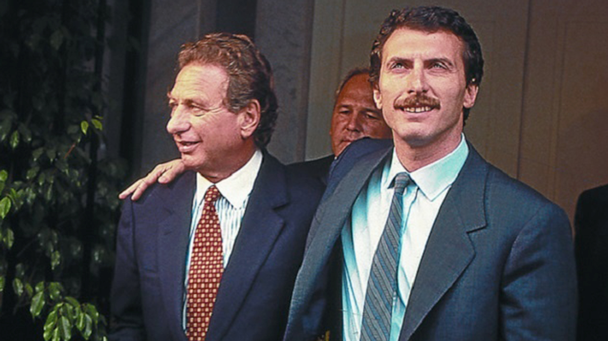 Mauricio Macri siempre tuvo el ADN del empresariado en su sangre. Luego de recibirse como ingeniero civil, dio sus primeros pasos en el sector privado, llegando a fundar Mirgor S.A. junto a su socio Nicolás Caputo. Mauricio Macri siempre tuvo el ADN del empresariado en su sangre. Luego de recibirse como ingeniero civil, dio sus primeros pasos en el sector privado, llegando a fundar Mirgor S.A. junto a su socio Nicolás Caputo.