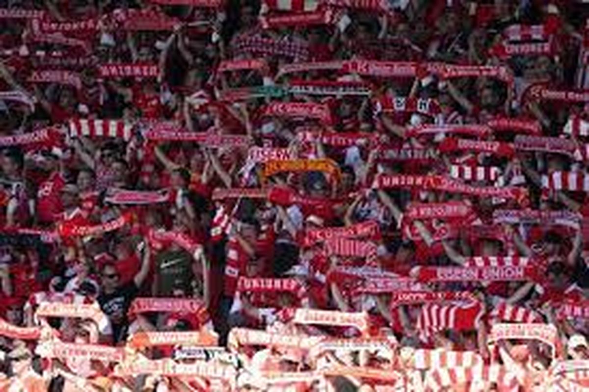 Uni & oacute; n Berl & iacute; n expuls & oacute; un aficionado que emitió insultos antisemitas contra simpatizantes del Maccabi Haifa durante el partido por la Conference League europea.