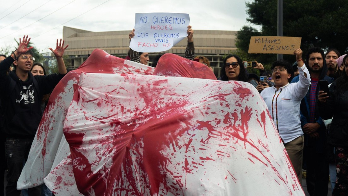 Manifestantes sostienen pancartas durante protestacontra la violencia en Ecuador. | SOPA Images Limited / Legion-Media Manifestantes sostienen pancartas durante protestacontra la violencia en Ecuador. | SOPA Images Limited / Legion-Media