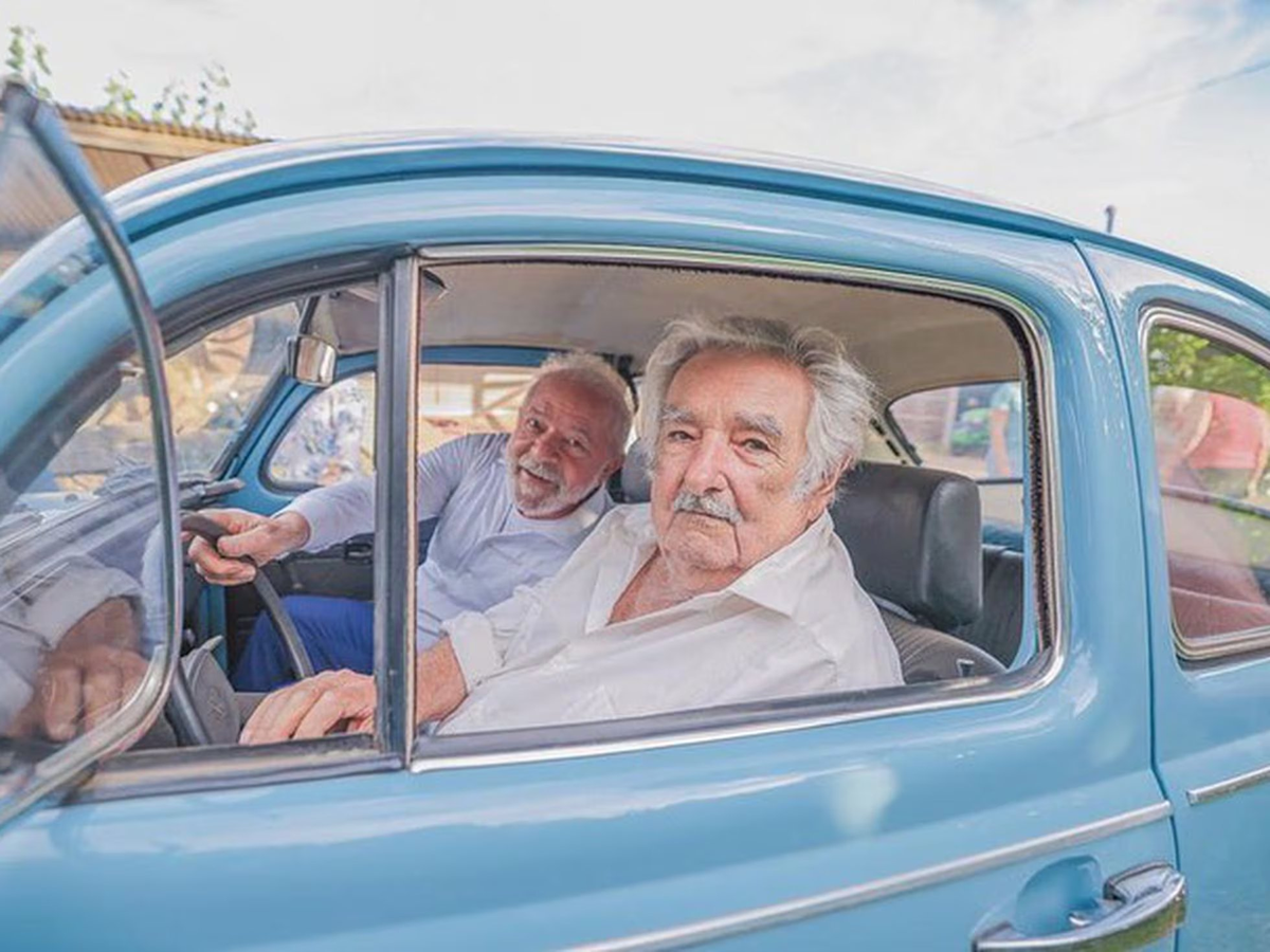 Pepe Mujica junto a Lula. Un austero y ex tupamaro junto a un ex obrero que perdió un dedo trabajando. Pepe Mujica junto a Lula. Un austero y ex tupamaro junto a un ex obrero que perdió un dedo trabajando.