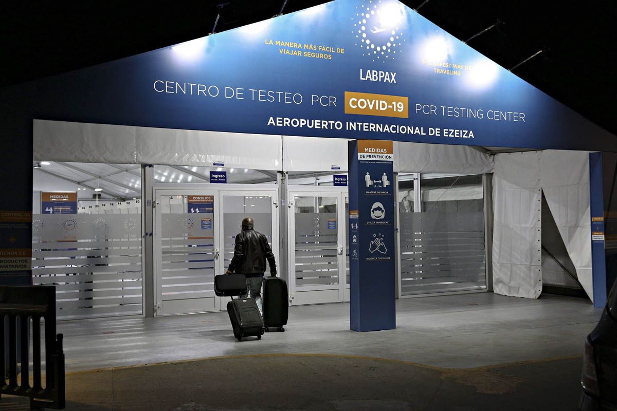 El centro de testeo en Ezeiza: al volver al país habrá que hacer cuarentena si no se tienen las dos dosis contra el coronavirus.