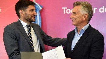 Maximiliano Pullaro se aleja de Javier Milei y va detrás de Mauricio Macri