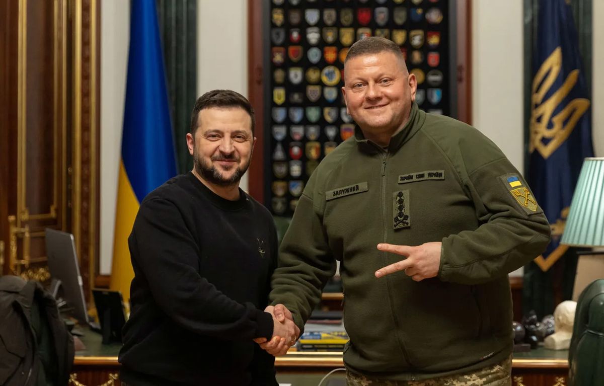 Volodymyr Zelensky y su potencial rival, el general Valery Zaluzhny, a quien despidi&oacute;.