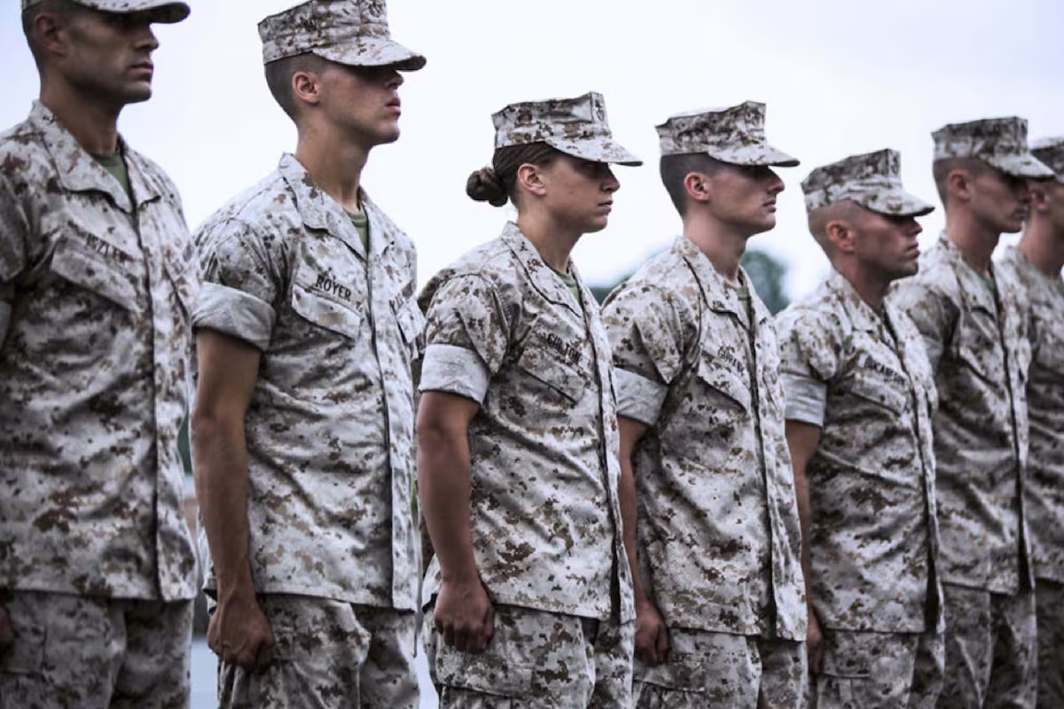 Las personas trans no pueden alistarse en el ejército. Las personas trans no pueden alistarse en el ejército.