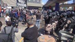 Manifestantes y fuerzas de seguridad en el Puente Pueyrredón (Foto: Solo Tránsito)