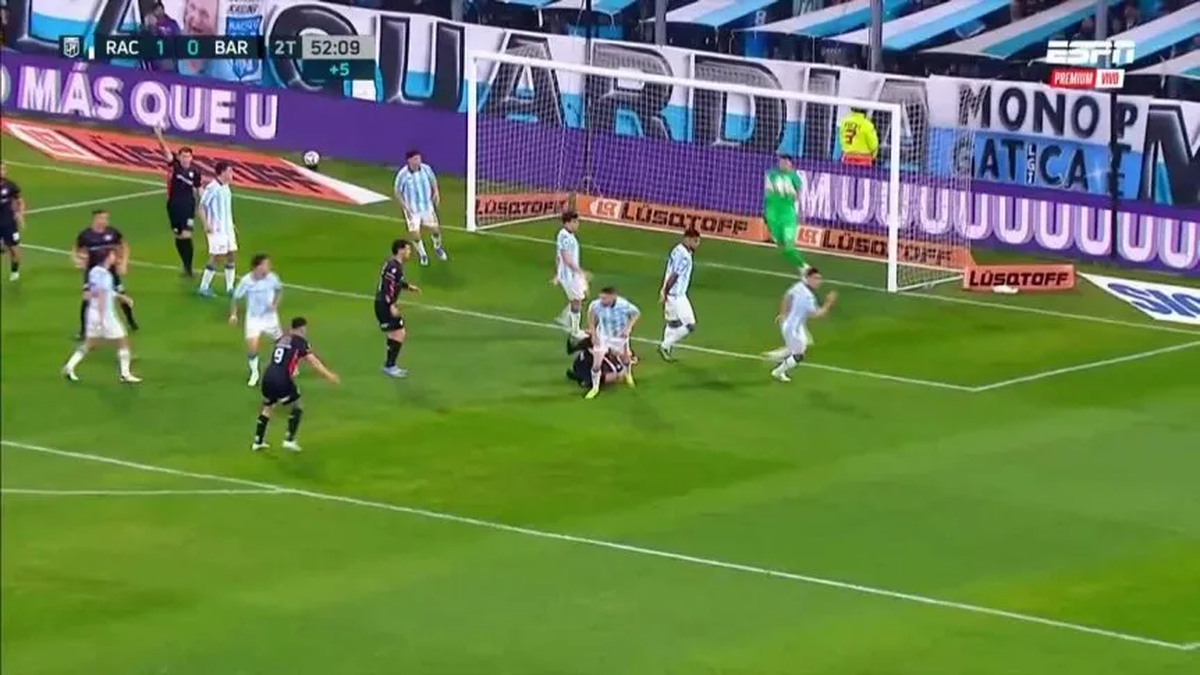 Polémico penal de Maravilla Martínez en Racing 0-1 Barracas Central. (Gentileza: ESPN). Polémico penal de Maravilla Martínez en Racing 0-1 Barracas Central. (Gentileza: ESPN).