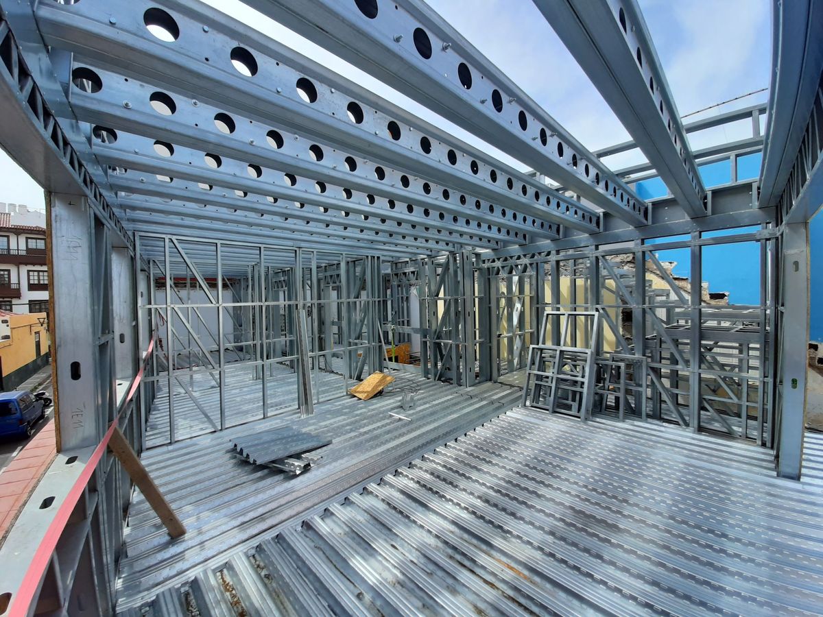 Según estimaciones recientes, la construcción con estructura de acero puede reducir los tiempos hasta en un 60% el plazo de ejecución de una obra. Según estimaciones recientes, la construcción con estructura de acero puede reducir los tiempos hasta en un 60% el plazo de ejecución de una obra.