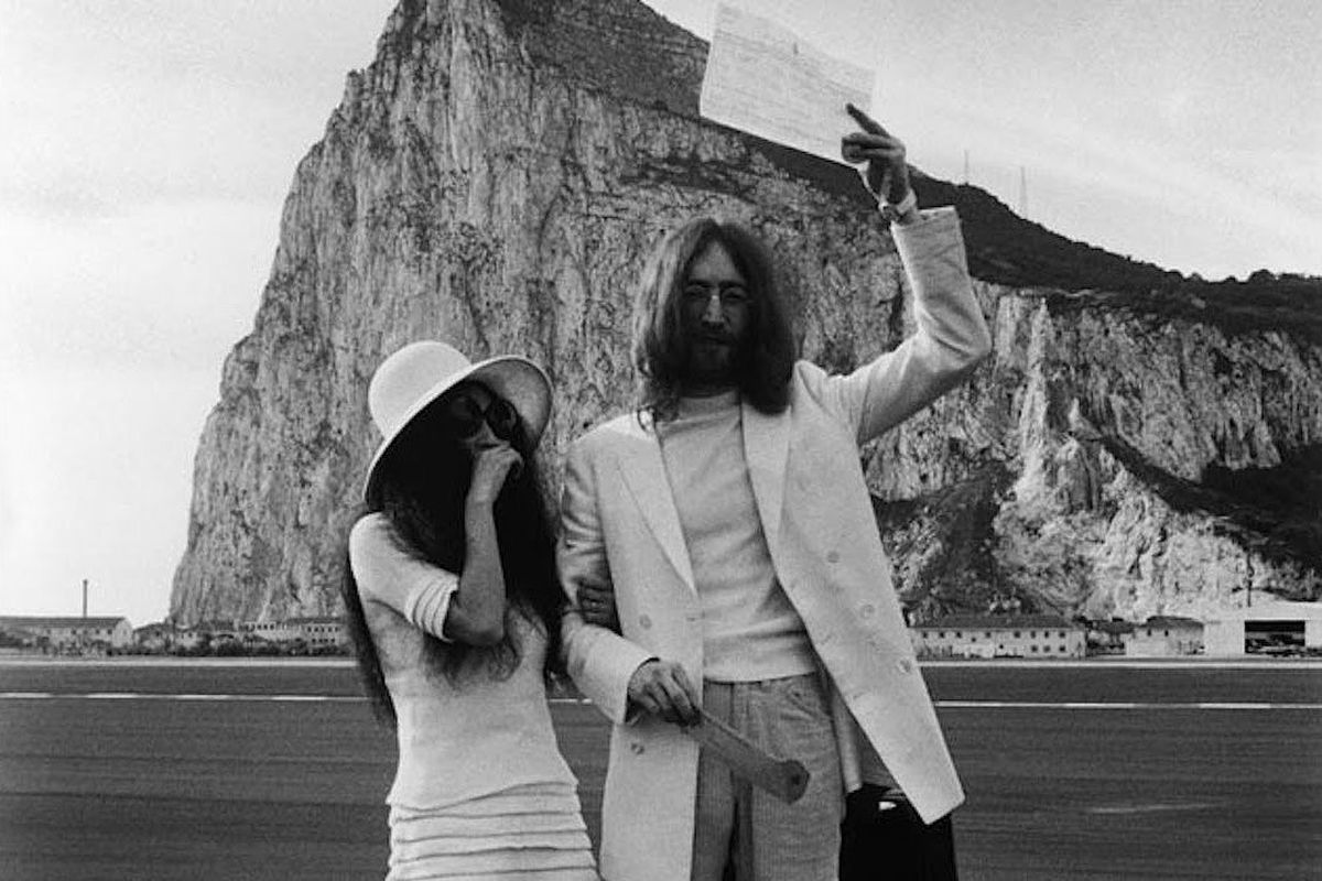 Después de que les recomendaran Gibraltar como el lugar ideal para casarse, John Lennon y Yoko Ono pusieron rumbo allí para formalizar su relación. La pareja ya lo había intentado en Francia y Alemania sin éxito.