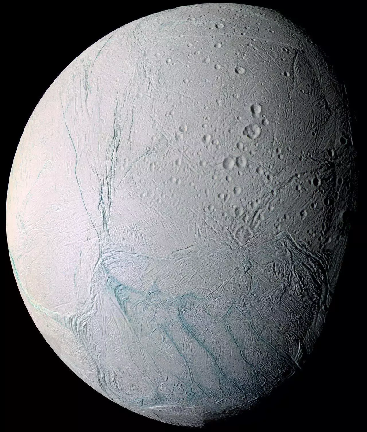 Estas muestras son g&eacute;iseres que expulsan agua y otros materiales desde el interior de Encelado hacia el espacio.