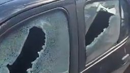 Feroz ataque en Radio 10: Una mujer destruyó autos de conductores y productores.