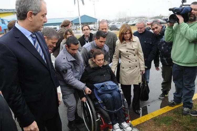 Diputados de la oposición recorrieron el penal de Ezeiza acompañados del ministro de Justicia. (Foto: DyN vía Clarín.com).