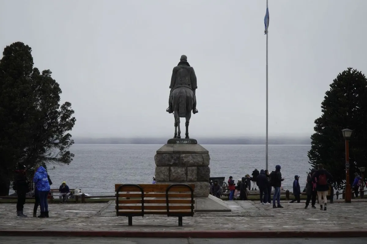 El monumento de Julio Argentina Roca en la plaza del Centro Cívico de Bariloche lleva décadas de polémica.