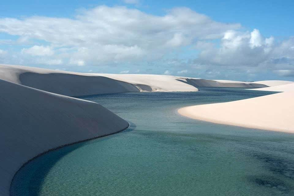 Un desierto en Brasil con lagunas azules entre las dunas