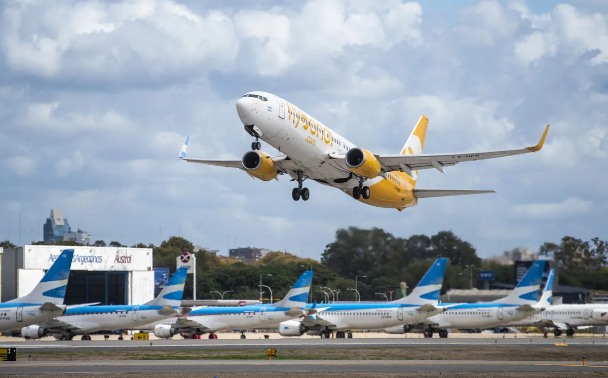 Flybondi sostiene que al establecerse tarifas mínimas a los pasajes, Aerolíneas Argentinas se verá beneficiado. Foto: La Nación