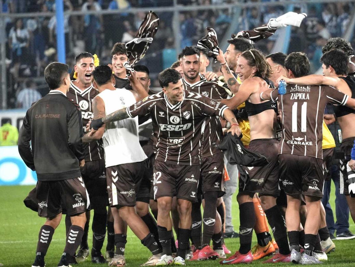 Todo el Calamar festeja el batacazo ante la Academia Todo el Calamar festeja el batacazo ante la Academia