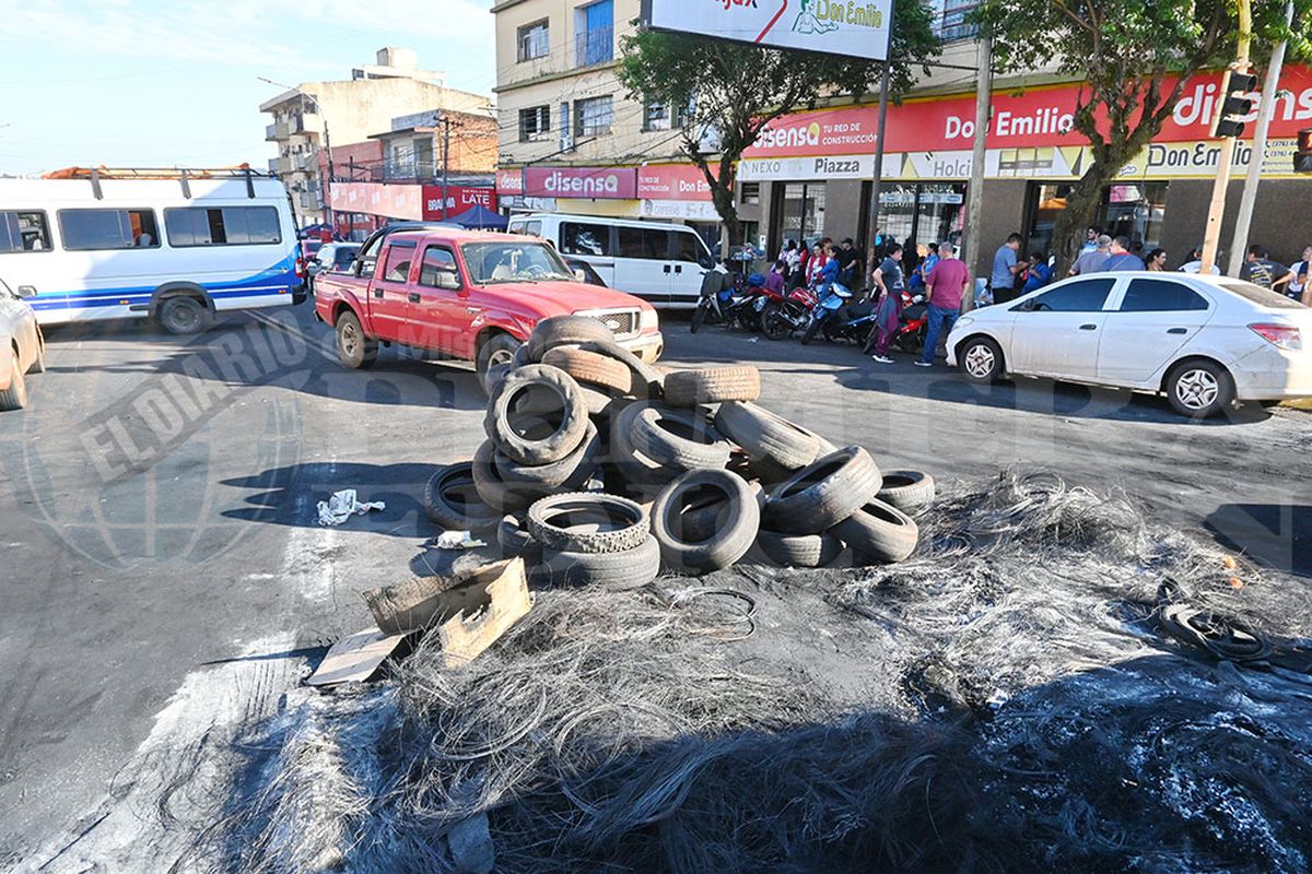 Centro de Posadas (Misiones), frente al Comando Radioeléctrico. Centro de Posadas (Misiones), frente al Comando Radioeléctrico.