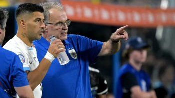 Unperiodista uruguayo reveló que el actual técnico del seleccionado charrúa,Marcelo Bielsa, “retiró” a LuisSuárez y habló de una “fuerte interna”.