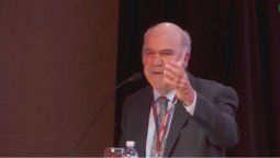 altText(Bochorno: Sergio Iraeta, secretario de Agricultura, se enojó porque no lo aplaudían)}