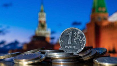 El rublo ruso retrocede fuerte y su banco central responde