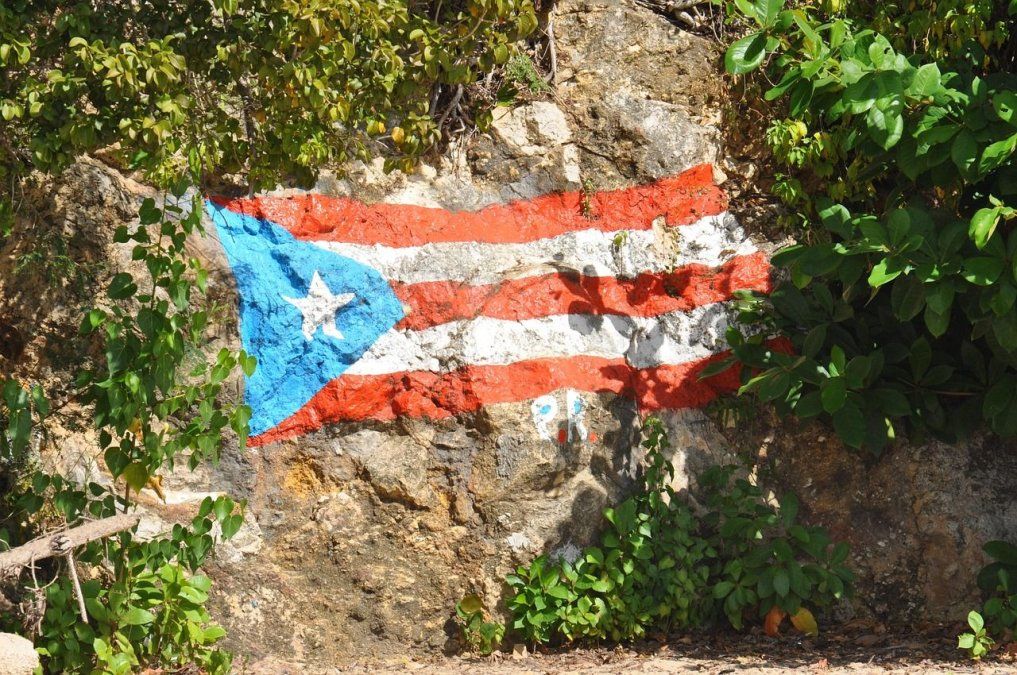 La bandera de Puerto Rico, símbolo de identidad y orgullo en una isla que hoy vive un renovado protagonismo cultural y turístico.