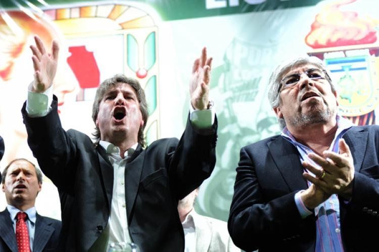 El ministro de Economía y candidato a vicepresidente por el Frente para la Victoria, Amado Boudou, y el secretario General de la CGT, Hugo Moyano en el estadio Luna Park, del acto de proclamación del dirigente mecánico Ricardo Pignanelli como candidato a