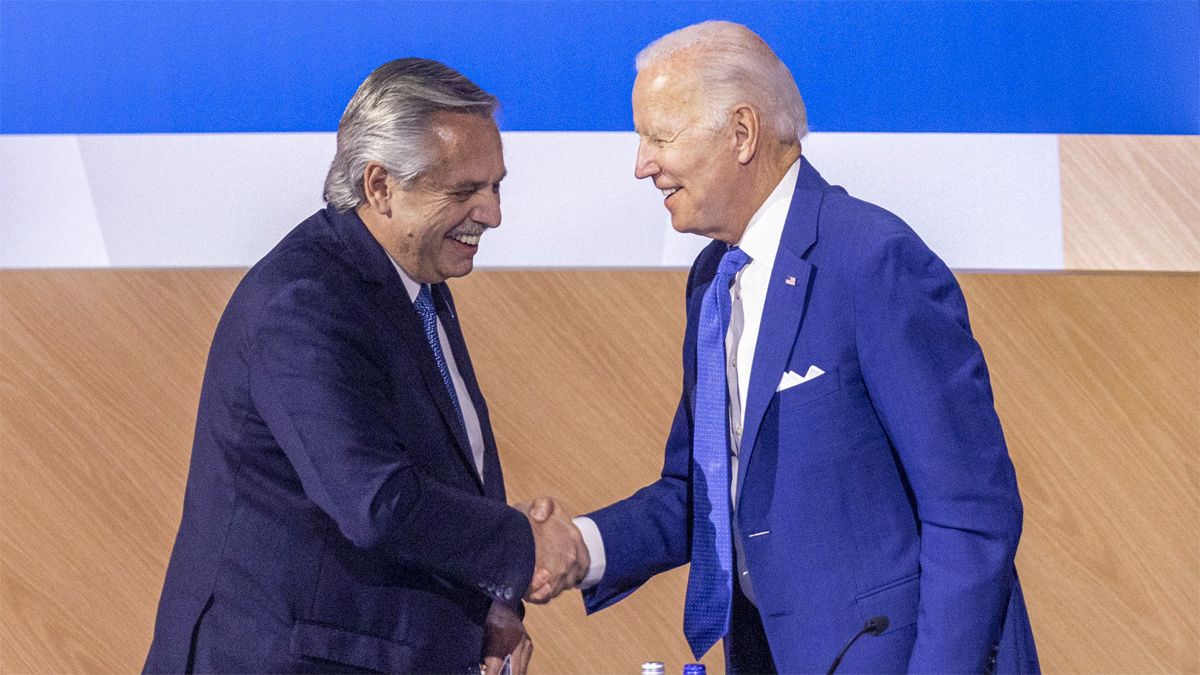 Alberto Fernández saluda a su par de USA, Joe Biden, en el marco de la Cumbre de las Américas, en Los Ángeles.