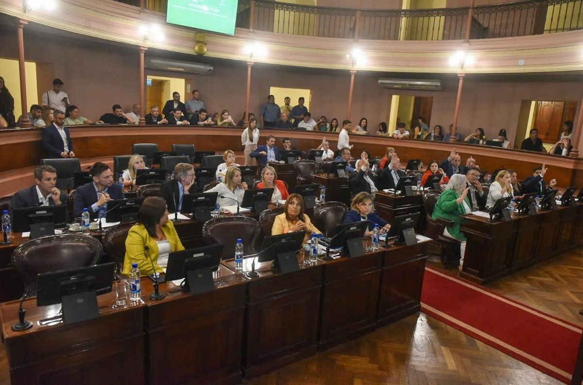 Legisladores entrerrianos comenzaron la sesión una hora después de lo previsto Legisladores entrerrianos comenzaron la sesión una hora después de lo previsto